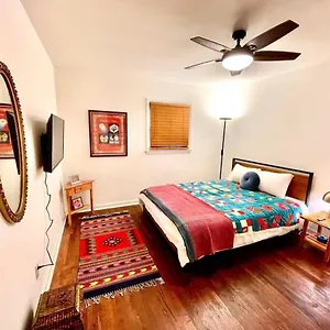 Trendy Bohemian Bungalow, Close To Uptown, Plaza & Noda Holiday home
